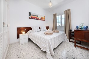 2 bedrooms, desk, iron/ironing board, travel crib