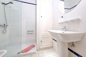 Baignoire, sèche-cheveux, serviettes fournies, savon