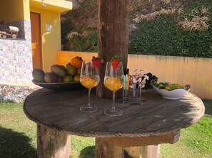 Outdoor dining - Large house in a gated community, 3 bedrooms, 5 bathrooms and a large backyard. (Atibaia)