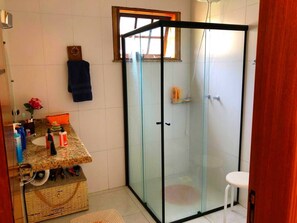 Shower - Large house in a gated community, 3 bedrooms, 5 bathrooms and a large backyard. (Atibaia)