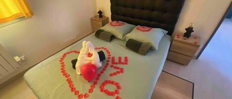 1 slaapkamer, een strijkplank/strijkijzer, gratis wifi, beddengoed