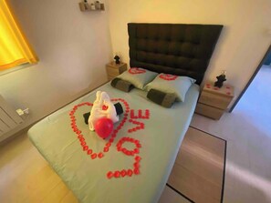 1 室のベッドルーム、デスク、アイロン / アイロン台、WiFi (無料)