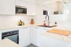 Kjøleskap, mikrobølgeovn, ovn og oppvaskmaskin