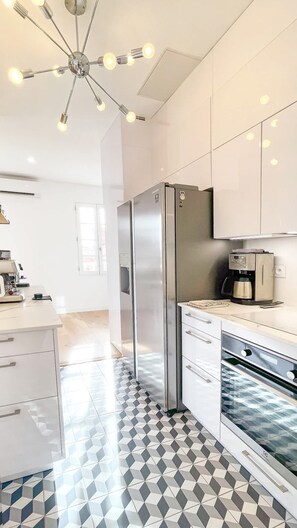 Kjøleskap, mikrobølgeovn, ovn og oppvaskmaskin