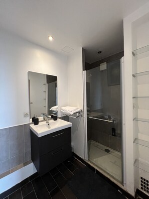 Shower, towels
