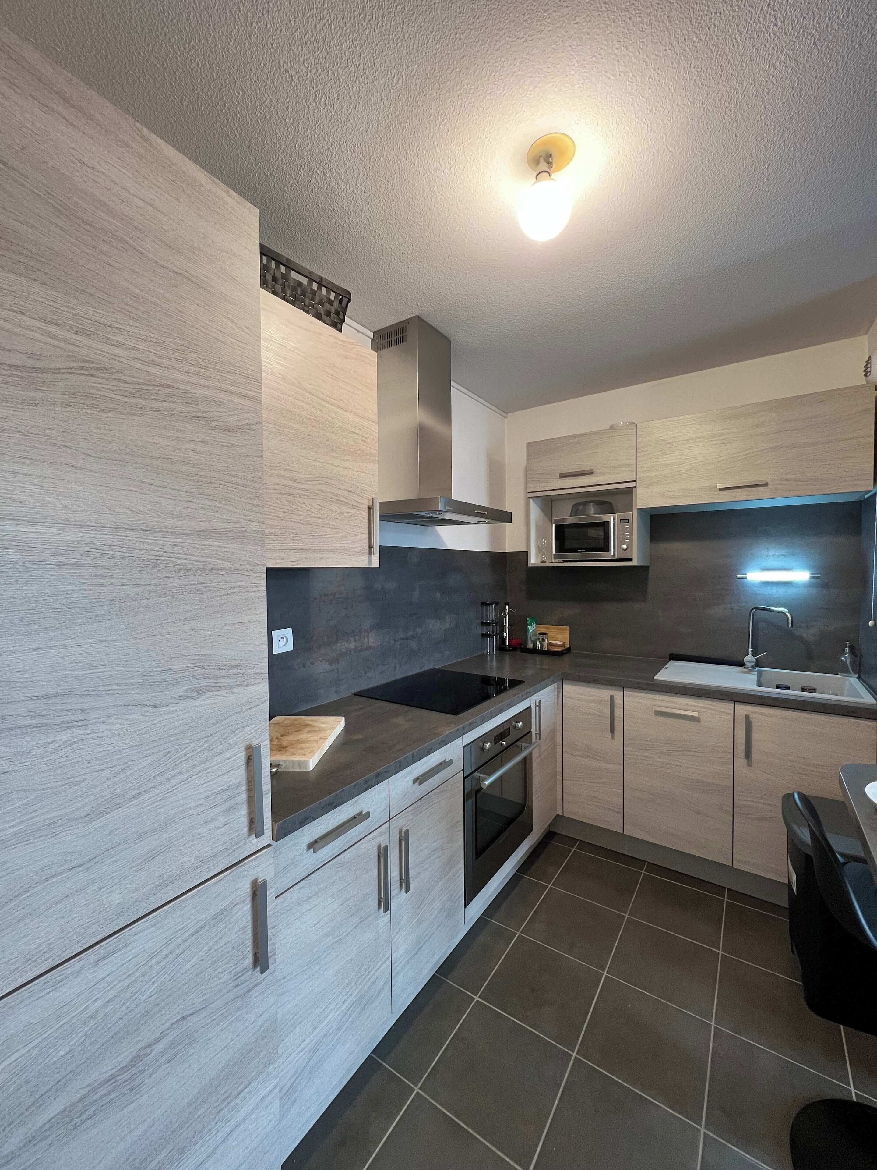 Réfrigérateur, micro-ondes, four, plaque de cuisson