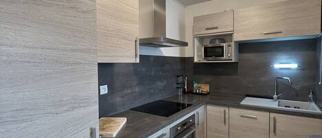 Réfrigérateur, four à micro-ondes, un four, lave-vaisselle