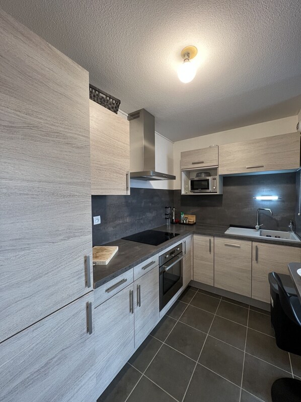 ثلاجة، ميكروويف، فرن، غسالة أطباق