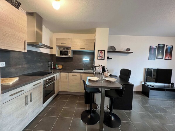 Fridge, microwave, oven, stovetop