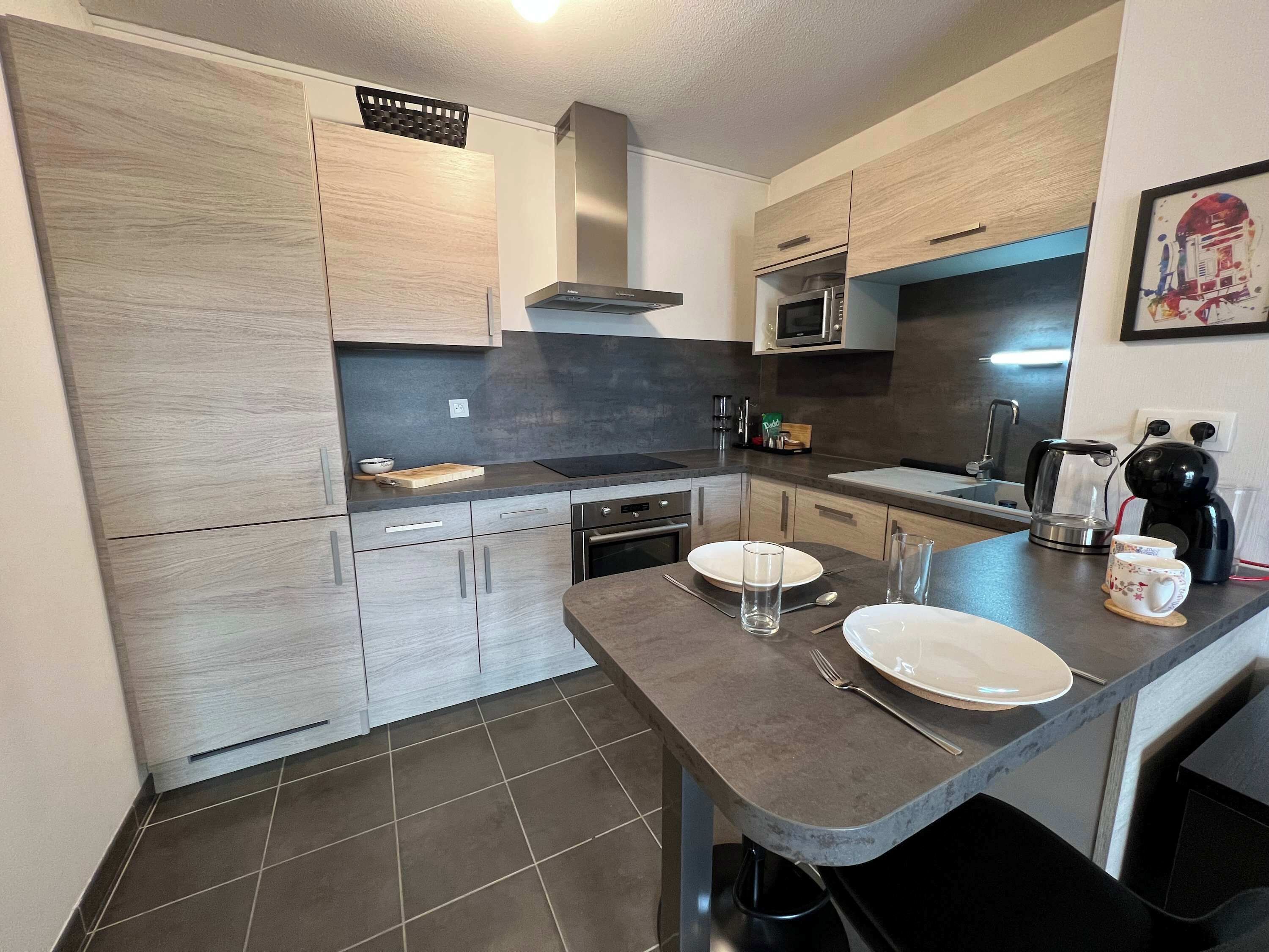 Réfrigérateur, micro-ondes, four, plaque de cuisson