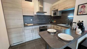 Réfrigérateur, micro-ondes, four, plaque de cuisson