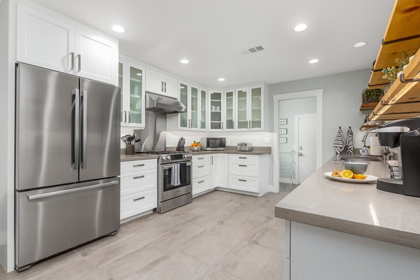 Frigorifero, microonde, forno, piano cottura