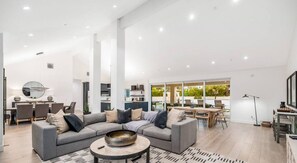 Smart-TV, Kamin, Tischtennisplatte