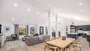 Smart TV, chimenea y tenis de mesa