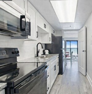 Réfrigérateur, micro-ondes, four, plaque de cuisson