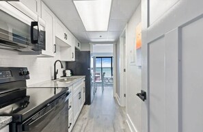 Frigorifero, microonde, forno, piano cottura