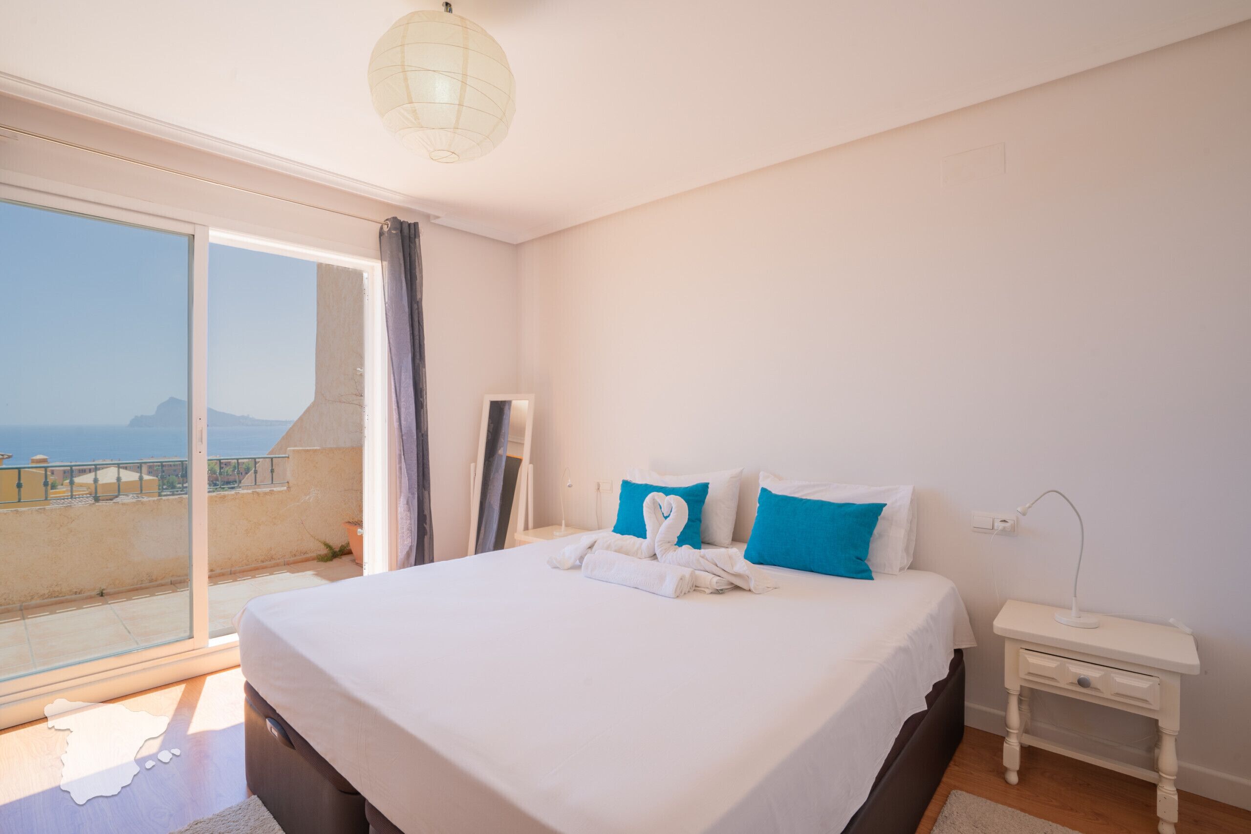 3 slaapkamers, een strijkplank/strijkijzer, gratis wifi, beddengoed