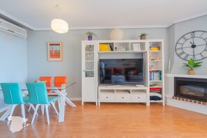 TV, fireplace