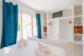 4 makuuhuonetta, silitysrauta/-lauta, ilmainen Wi-Fi, vuodevaatteet