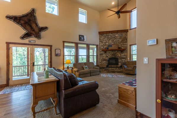 Smart TV, fireplace, DVD player, books - Secluded cabin on 6 acres- wood fireplace- sleeps 11 (Cascade)