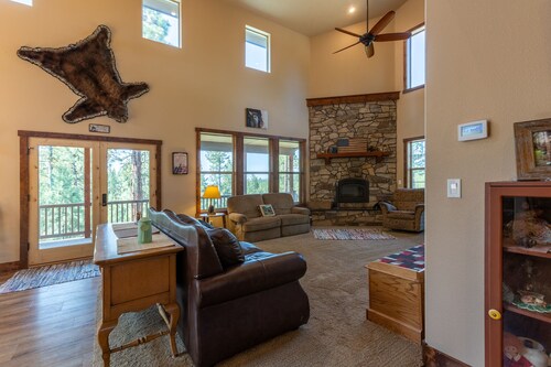 Secluded cabin on 6 acres- wood fireplace- sleeps 11