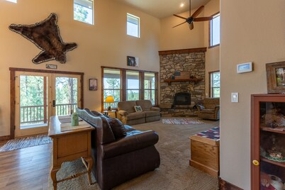 Secluded cabin on 6 acres- wood fireplace- sleeps 11