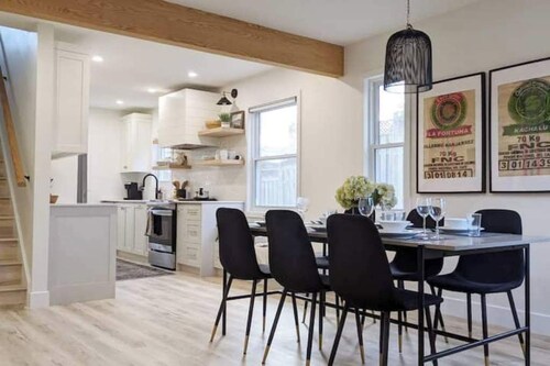 Perfect for large groups, lots of parking, 5BRs, Game Room, Fast Wifi