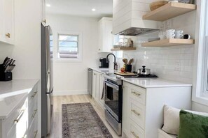 Fridge, microwave, oven, stovetop - Perfect for large groups, lots of parking, 5BRs, Game Room, Fast Wifi (Kitchener)