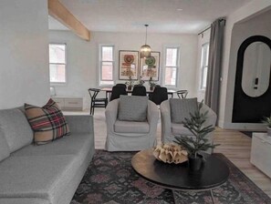 Smart TV, video games, foosball - Perfect for large groups, lots of parking, 5BRs, Game Room, Fast Wifi (Kitchener)