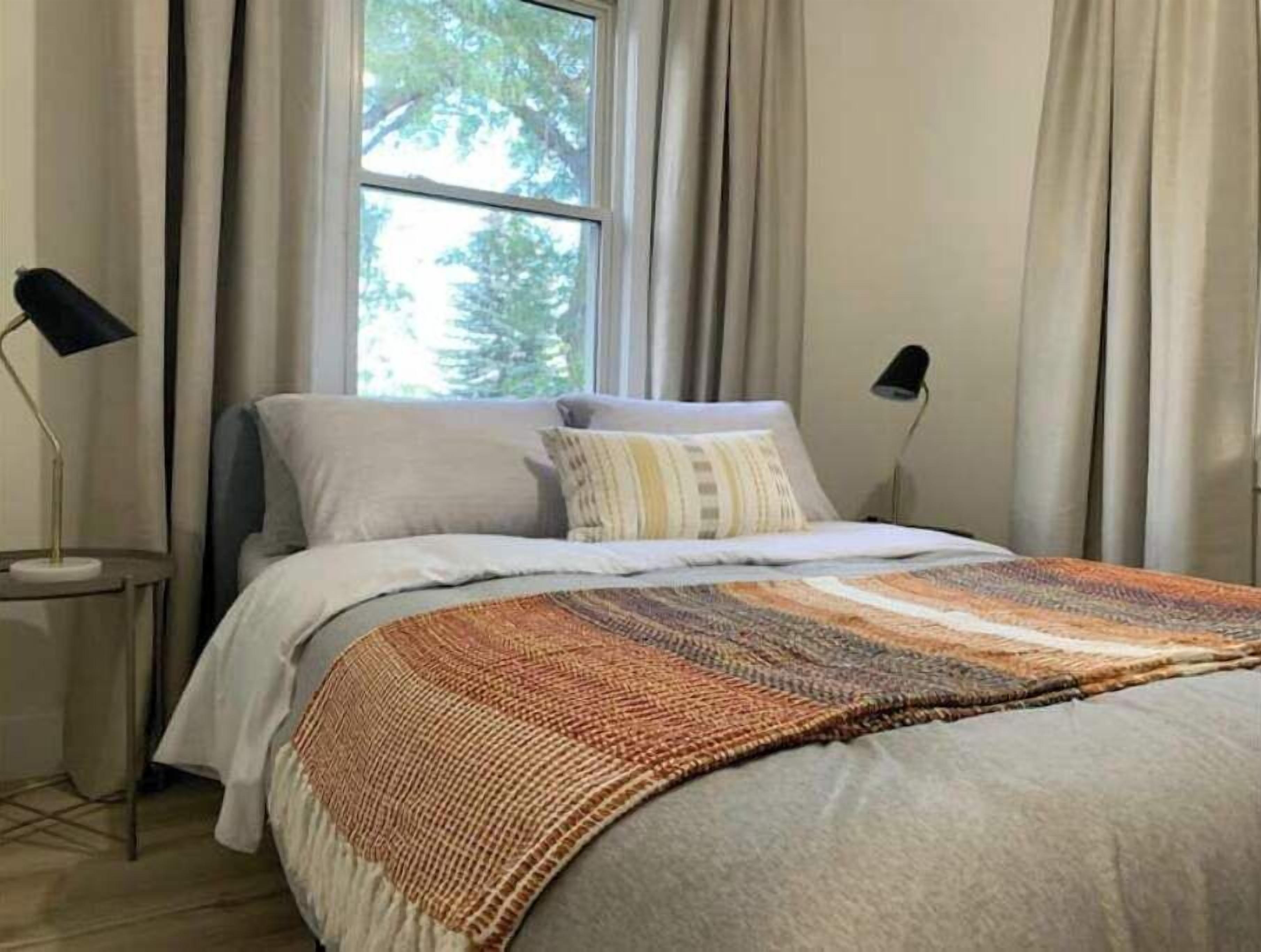 5 bedrooms, WiFi, bed sheets