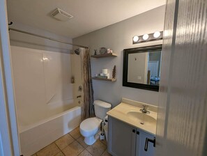 Regadera, secadora de cabello, toallas, papel de baño 