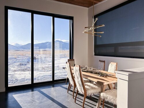 Modern 3 bedroom home on 20 private acres in Paradise Valley