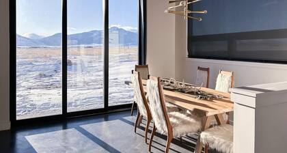 Modern 3 bedroom home on 20 private acres in Paradise Valley