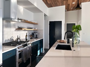 Oven, stovetop - Modern 3 bedroom home on 20 private acres in Paradise Valley (Livingston)