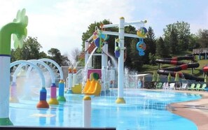 Alberca al aire libre y alberca climatizada