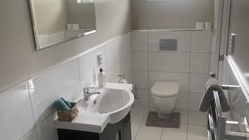 Standard Double Room, 1 King Bed | Bathroom