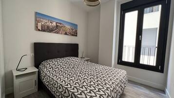 3 slaapkamers, een strijkplank/strijkijzer, reisbedje, gratis wifi