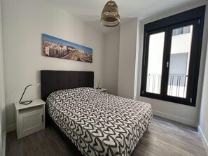 3 bedrooms, iron/ironing board, travel cot, free WiFi - H2M Alta Downtown Pool Paddle & Parking (Málaga)
