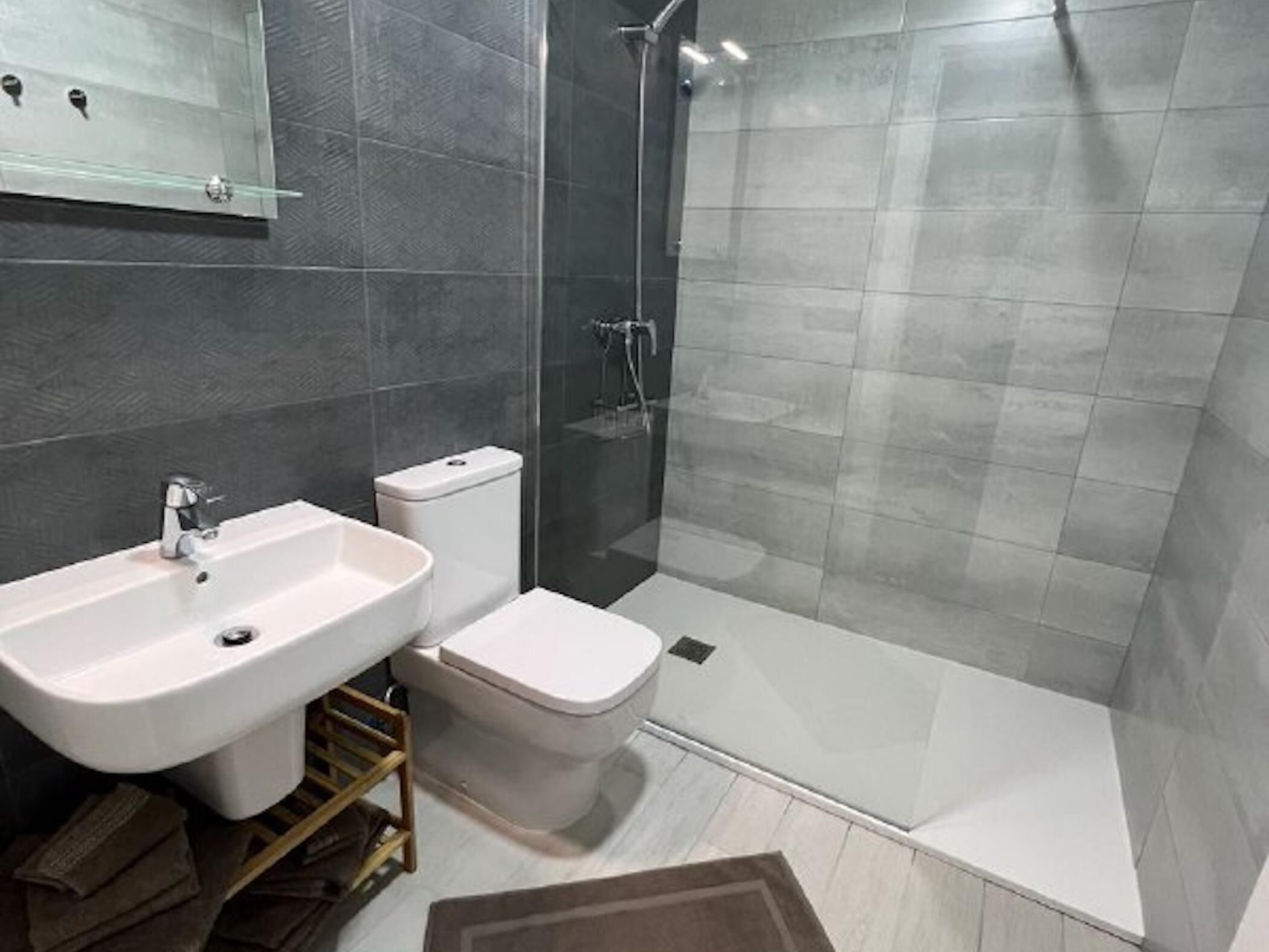 Dusche, Haartrockner, Handtücher, Toilettenpapier