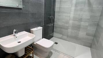 Dusche, Haartrockner, Handtücher, Toilettenpapier