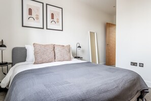 2 bedrooms, iron/ironing board, WiFi, bed sheets - Sleek Marylebone 2BR w/ Roof nr Underground, by Blueground (London)
