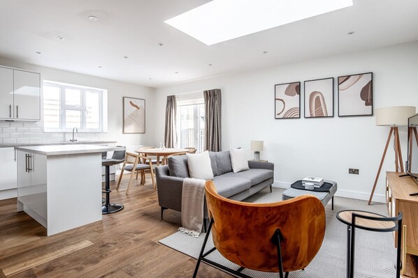 TV, stereo - Sleek Marylebone 2BR w/ Roof nr Underground, by Blueground (London)