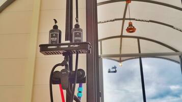 Superior Villa | Bathroom | Shower, rainfall showerhead, free toiletries, towels