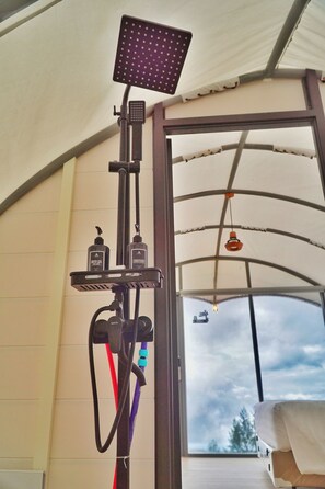 Superior Villa | Bathroom | Shower, rainfall showerhead, free toiletries, towels