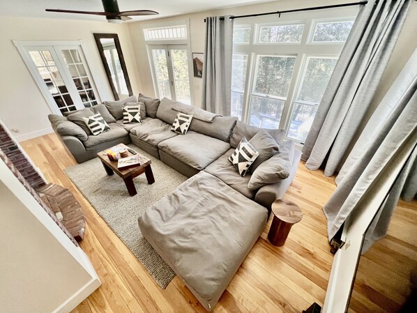 TV connectée, cheminée, jeux vidéo, livres