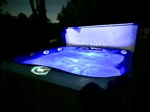 Outdoor spa tub - Birch Lodge - mountain views, hottub, minutes to Okemo! (Ludlow)