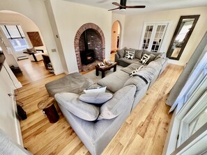 Smart TV, chimenea, videojuegos y libros 