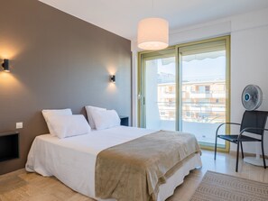 2 slaapkamers, een strijkplank/strijkijzer, wifi, beddengoed