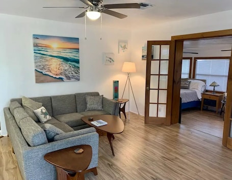 Smart TV. 2/1 Coastal Town Oasis ~ Minutes to the Beach