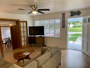 Smart TV - 2/1 Coastal Town Oasis ~ Minutes to the Beach (Lantana)